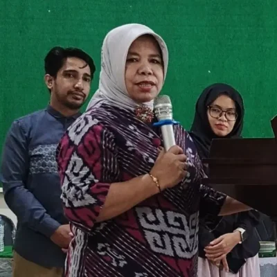 Penerimaan Mimbar oleh Ibu Eka Dahlan Uar Square