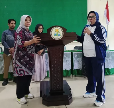 Penyerahan Mimbar oleh Ibu Nita Bin Umar